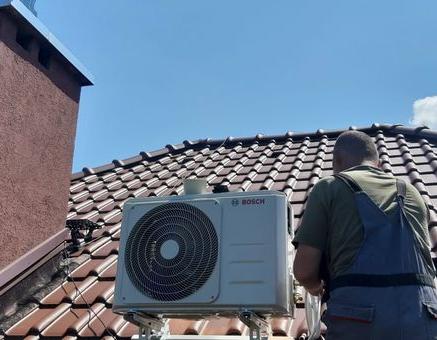 Klimatyzacja i mężczyzna na dachu